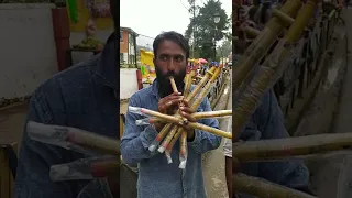 Flute seller from Tamil Nadu playing Tamil song Kurukku Siruthavale