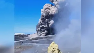 Вулкан Эбеко выбросил столб пепла на высоту 3,5 километра на Курилах