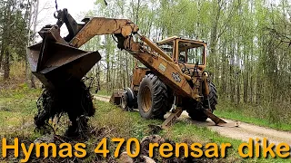 hymas 470 rensar dike (Traktorgävare med dikesskopa)
