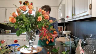 How To Arrange a Bouquet of Two Dozen Roses in a Vase | FLORAL DESIGN