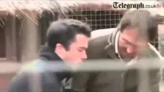 Лев нападает на человека в зоопарке!!!