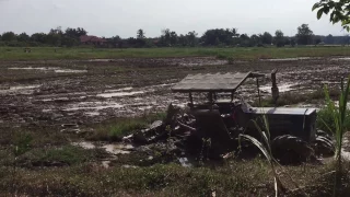 #Newholland 80-66s power shift tractor stuck in mud compilation 2017