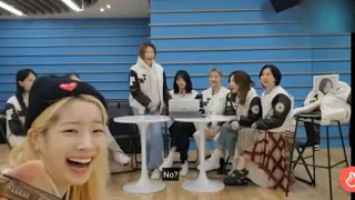 Tzuyu video call with her members