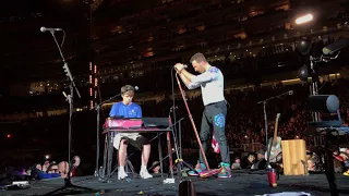 Coldplay inviting a fan to play O (Fly On) on stage