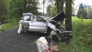 PKW frontal gegen Bäume geprallt in Zschorlau (Sachsen)