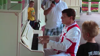 PIANOPLAYER JIM performing at MAGIC KINGDOM Walt Disney World