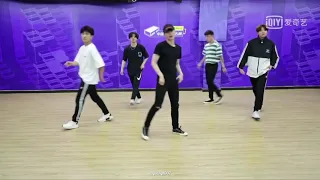 181029 Zhang Yixing Lay - Idol Hits behind the scenes Practice Room