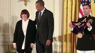 Linda Ronstadt awarded Nat'l Medal of Arts for 'one-of-a-kind voice'