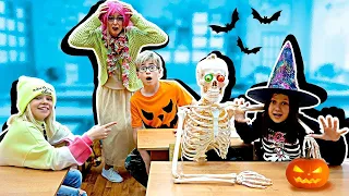 Halloween w szkole! Szkielet w klasie i bogata uczennica | Jesteśmy Rodziną