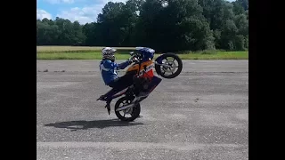 Honda CBR 125 slow wheelie practice + near crash