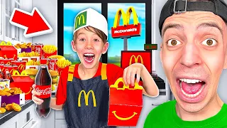 KLEINER JUNGE eröffnet eigenen MC DONALDS ZUHAUSE! 😲