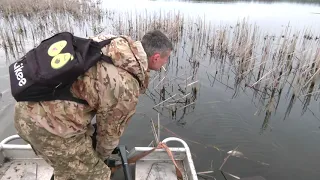 Рейд водоймою нацпарку: як на Рівненщині шукали браконьєрів