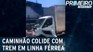 Caminhoneiro tenta cruzar linha férrea e colide com trem | Primeiro Impacto (23/03/22)