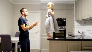 Challenge на доверие. Папа играет с дочкой. Падение вслепую. Очень милое видео.