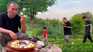 Мeat in the Afghan kazan with fried potatoes | In the garden of my friend Iskander | YasharBek