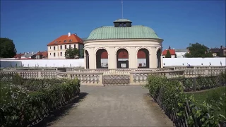 Kroměříž UNESCO. Květná a Podzámecká zahrada, Arcibiskupský zámek, město, HD video