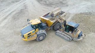 CAT 963 loading truck