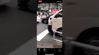 新宿暴走！警察「止まれ！危ないぞ」新宿で車に衝突しながら逃げる黒いプリウス　Traffic collision