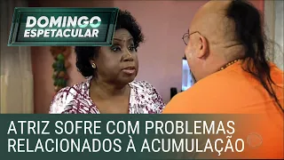 Acumuladora, atriz Marina Miranda vive em meio ao lixo