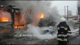 Villamos, teherautó és személyautó ütközött és gyulladt ki Budapest X. kerületében