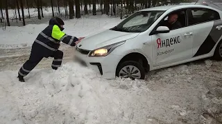 Оказали помощь водителю, застрявшему в снегу