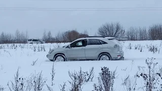 Lexus RX400h in the snow