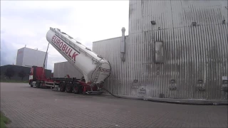 Unloading a silo. Разгрузка силоса(бочки).