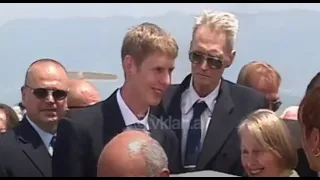 Dita e parë e familjes mbretërore në Shqipëri (29 Qershor 2002)