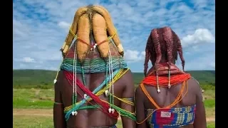 非洲又现奇葩部落：用牛粪装饰头发，男人最爱那样的女人！