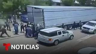 Video muestra a inmigrantes entrando en un camión en Texas | Noticias Telemundo