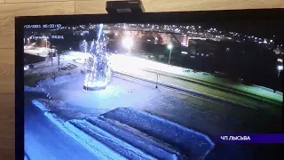 Упала новогодняя ёлка в Лысьве