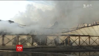 На Київщині сталася масштабна пожежа на складах з побутовою хімією