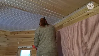 Покраска потолка вагонки в деревянном доме.