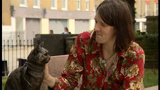 Statue to street cat Bob unveiled in Islington Green (UK) - BBC London News - 15th July 2021