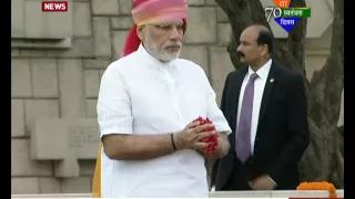 PM pays floral tribute to Mahatma Gandhi at Rajghat