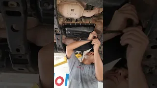 Tienes una tacoma? Así se hace el servicio a la transmisión automática. Espero te guste el video.