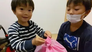 3歳のお祝いお赤飯とプレゼントを受け取り照れるどんちゃん　＃1597　ひなごんおいちゃんどんちゃん三兄弟vlog