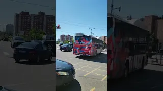 Автобус номер 596 а поворачивает на лево.