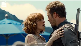 Jurassic World: Panic on Main street HD CLIP