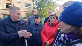 Андрей Бочаров пообщался с волгоградцами из разрушенного взрывом дома
