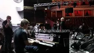 Depeche Mode - Alan Wilder play the piano for Somebody. Rehearsal.