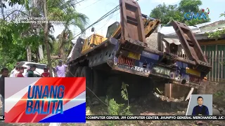 Bahay, nasira matapos araruhin ng truck; dalawang sasakyan, nadamay | Unang Balita