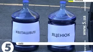 Активісти принесли Яценюку 100 л чорнил