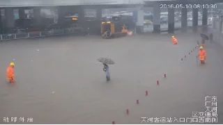 Torrential Rains Flood Guangzhou, Bringing about Traffic Difficulties