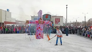 Магнитогорск, отпраздновали Масленицу на площади у цирка, сожгли чучело (25.02.2023)