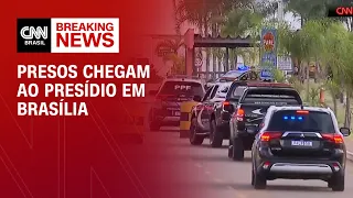 Presos chegam ao presídio em Brasília | AGORA CNN