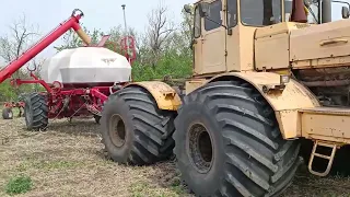 Трактор Кировец. Заканчиваем сеять ячмень.