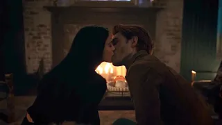 Archie and Veronica kiss 6x14 || Riverdale