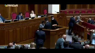 Бійка у Раді: Микола Тищенко напав на депутата за слова про мафію (відео)