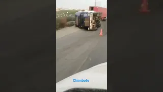 Semitrailer echado en Chimbote. Ancash. Perú.